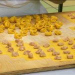 A Con i piedi per terra: ceci, tortellini e cuneo salino